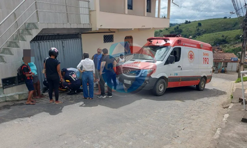Estudantes caem de moto na Rua Nova, em Mutuípe