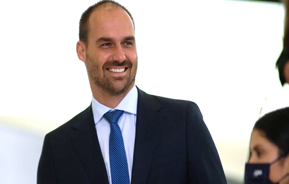 Justiça penhora R$ 88 mil de Eduardo Bolsonaro por ofensas a jornalista