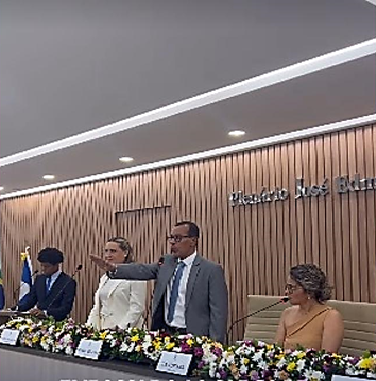 Prefeito reeleito Genival Deolino é empossado em Santo Antônio de Jesus