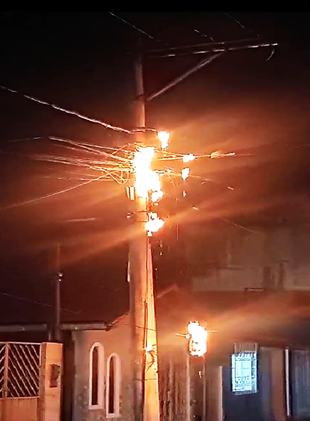 Poste pega fogo na rua do Areal em Santo Antº de Jesus