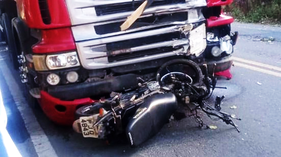 Motociclista colide com carreta na BR-101.