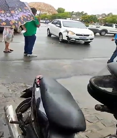 Carro colide com moto em Santo Antônio de Jesus