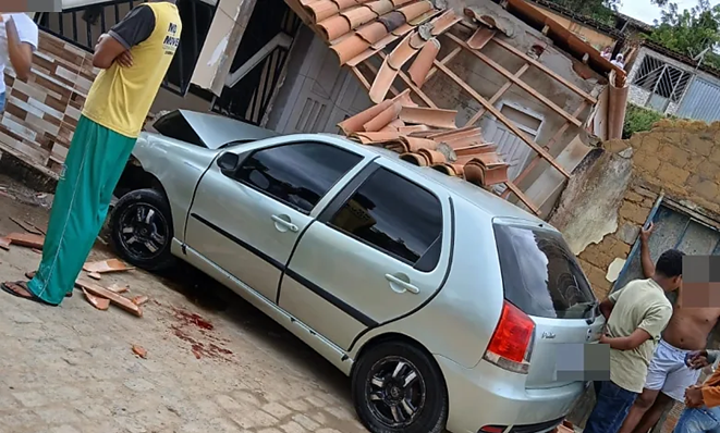 Condutor perde o controle de carro no Alto da Cajazeira, em Mutuípe
