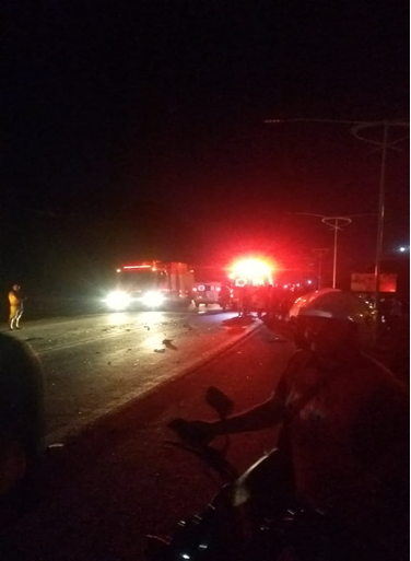 Caminhão colide com veículo na BR 101 no trecho do bairro Santa Madalena