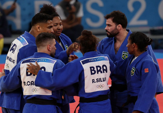 Brasil vence Itália no judô por equipes mistas e conquista medalha de bronze