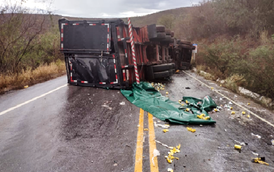 Carreta que transportava cerveja tomba em serra na BA-026, em Maracás