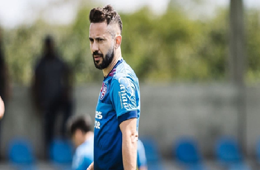 Biel fica de fora e Everton Ribeiro viaja com o grupo para Caxias do Sul