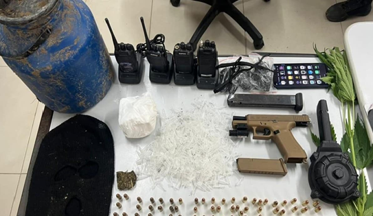 Polícia Militar apreende arma de uso restrito e drogas no município de Ipiaú