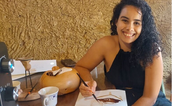 Artista de Elísio Medrado transforma o simples grão de café em meio artístico poderoso
