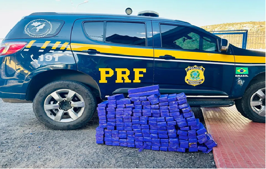 PRF apreende 130 kg de maconha em veículo roubado na Bahia