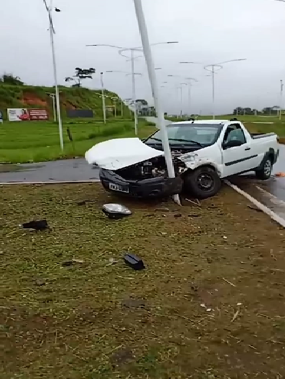 Veículo perde controle e colide em poste na Praia do Dendê