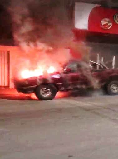Caminhonete pega fogo no bairro do Andaiá em Santo Antônio de Jesus