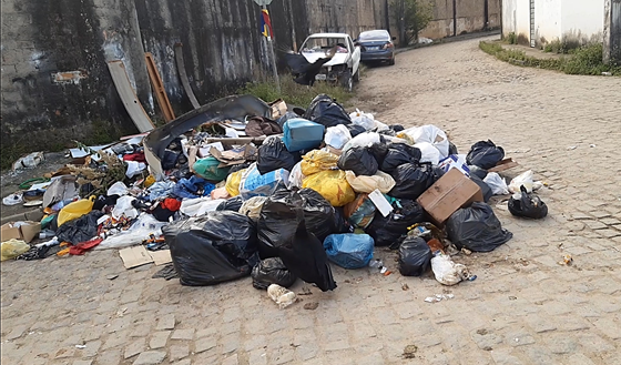Bairro do Amparo é transformado em lixão por alguns moradores