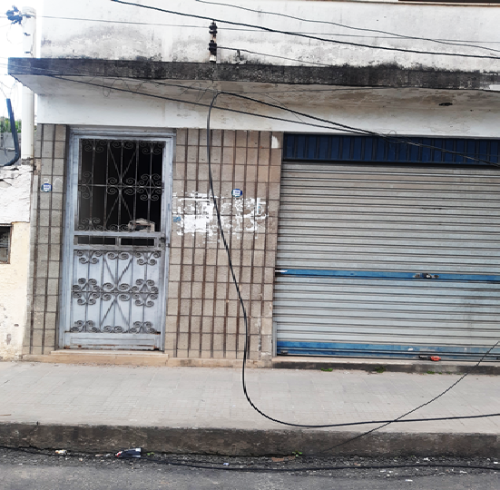 Moradores do bairro do Amparo reclamam de fios expostos no meio da rua