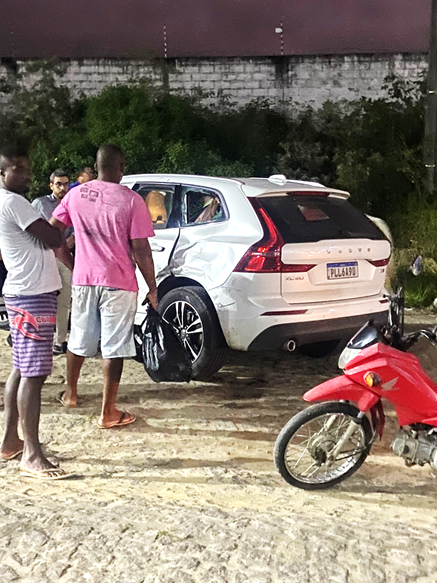 Jovem colide moto com carro no Porto Seco na BA 046
