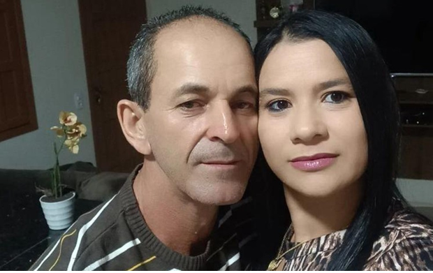 Casal morre após batida entre carro e ônibus no extremo sul da Bahia