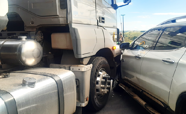 Carreta colide com veículo Toro em Santo A. de Jesus
