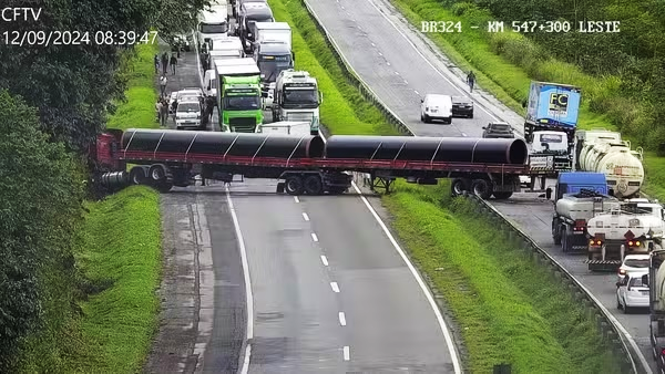 Motorista perde controle e carreta bitrem fica atravessada na BR 324