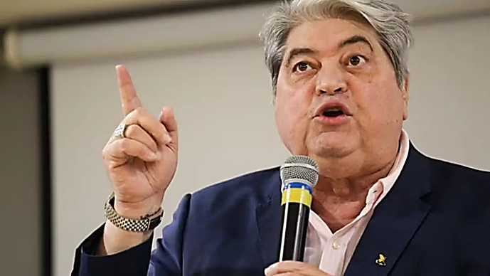 Datena enfrenta manifestantes em convenção: "isso não é democracia"