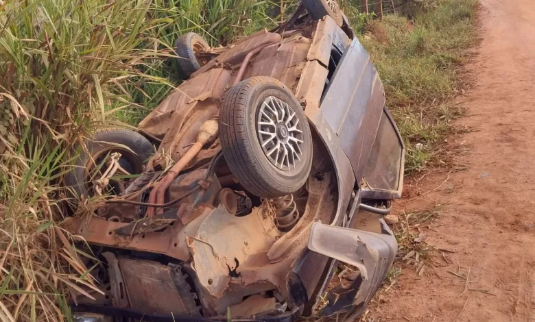 Condutor de Fiat Uno Capota no Andaraí em Jiquiriçá
