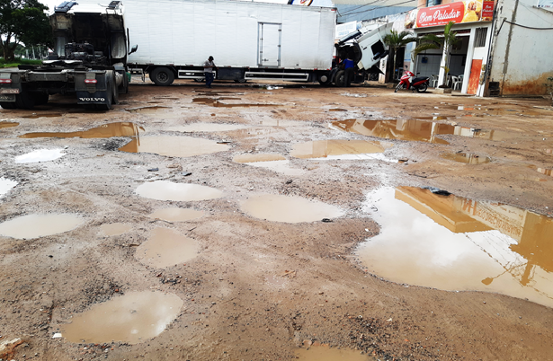 Moradores do bairro do Amparo reclamam das péssimas condições do bairro.