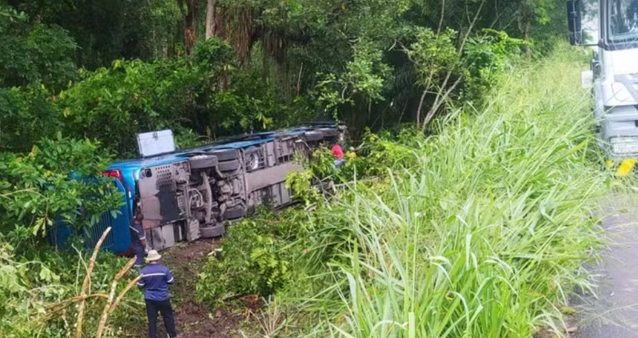 Acidente com ônibus no Sul baiano deixa 13 pessoas feridas