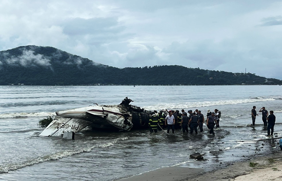 Explosão de avião em Ubatuba feriu 3 pessoas em pista de skate