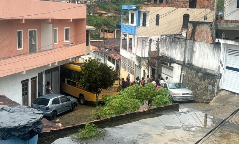 Micro-ônibus escolar desliza em ladeira e atinge garagem em Mutuípe