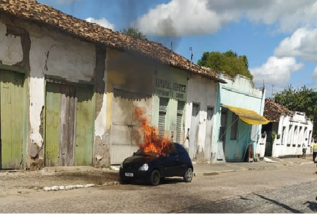 Veículo pega fogo no distrito de Tartaruga