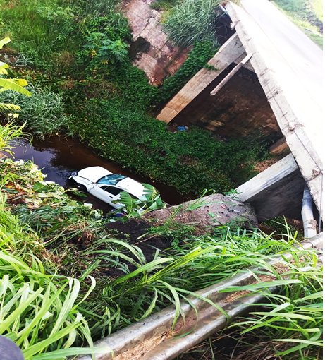 Carro caiu na ponte na Praia do Dendê em Santo A. de Jesus