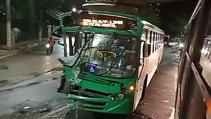 Ônibus batem e 4 passageiros são levados para UPA