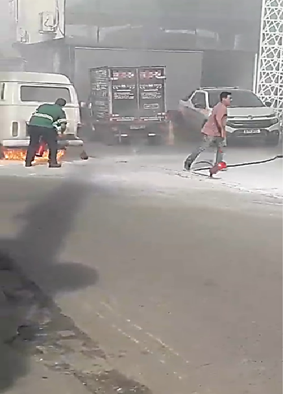 Kombi pega fogo na rua da Linha em Santo A. de Jesus