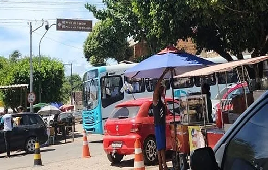 Ônibus desrespeitam regras de transito em praia do distrito de Valença