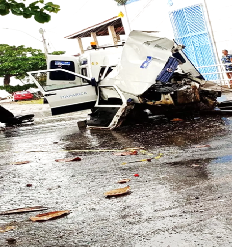 Vereador Paulinho de Manguinhos sofre acidente de trânsito e fica preso nas ferragens