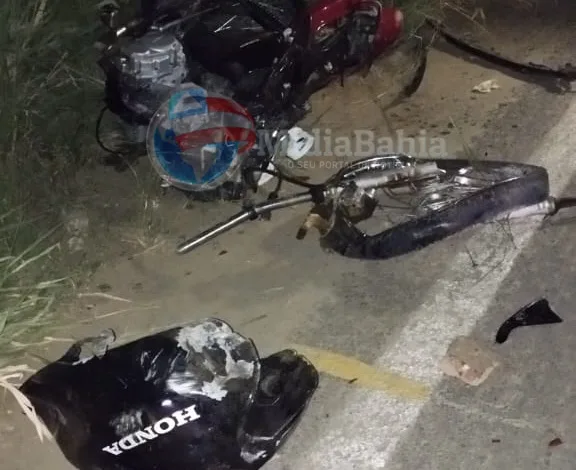 Carro e moto batem na BR-420 em Ubaíra