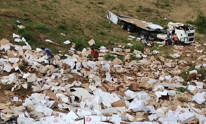 Caminhão carregado com carne tomba e populares saqueiam carga na BR-420, em Ubaíra