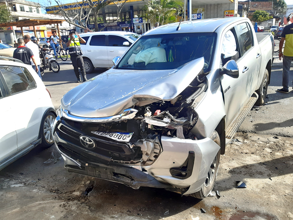 Veículo perde o controle e colide em outros veículos em Santo Antônio de Jesus