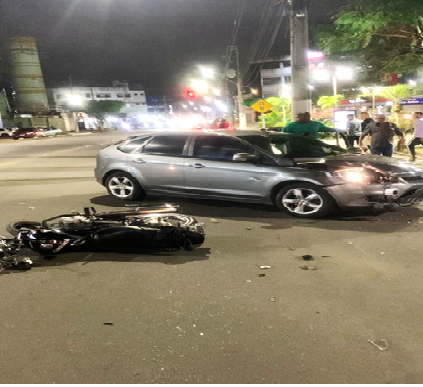 Motorista faz manobra proibida e colide com moto em Santo Antônio de Jesus
