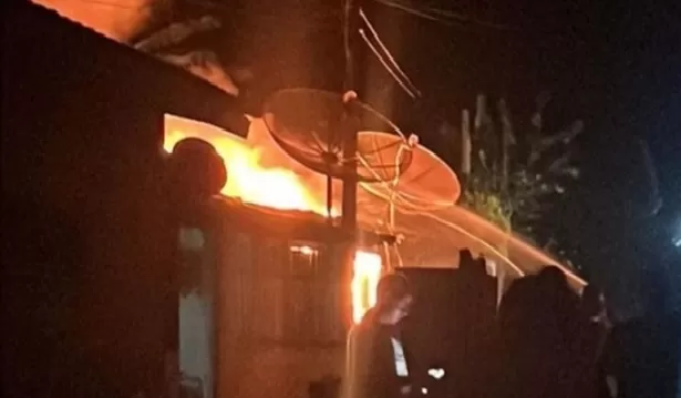 Incêndio destrói casa em Elísio Medrado