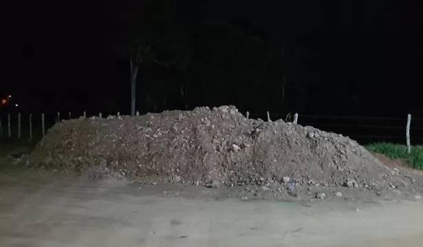 Moradores do Cunha em Santo Antônio de Jesus reclamam de terra deixada em frente a igreja