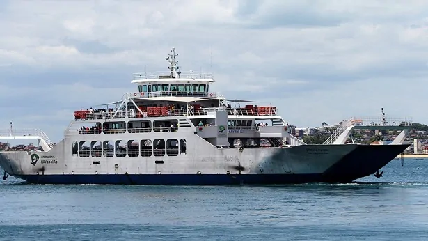 Usuários reclamam de atraso e manobra perigosa na travessia de ferry para Salvador