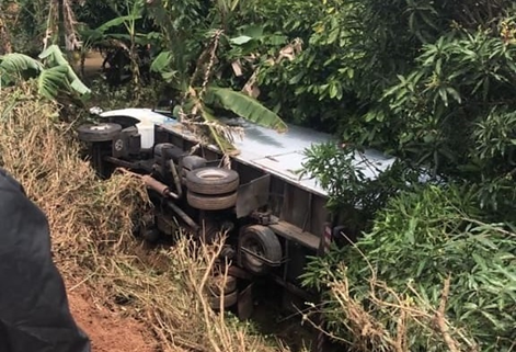 Caminhão tomba na BA 026, trecho de Elísio Medrado