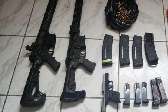 Traficante de armas baiano é capturado com fuzis em Pernambuco