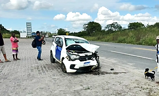 Veículo com pacientes de Elísio Medrado colide na localidade de Humildes.
