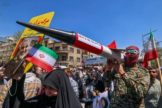 Irã afirma que lançou ataque com 'drones e mísseis' contra Israel