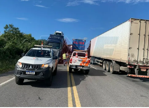 Acidente entre carretas e caminhão deixa duas pessoas feridas na Serra do 100