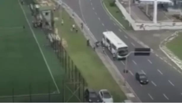 Torcedores soltam bomba e atingem ônibus antes do Ba-Vi da final do Baianão