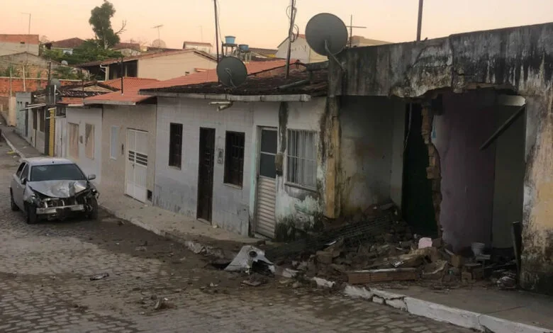 Motorista perde o controle da direção e atinge casa e carros em São Miguel das Matas