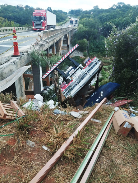 Caminhão cai de ponte após bater de frente com outro e motorista morre no sudoeste da Bahia