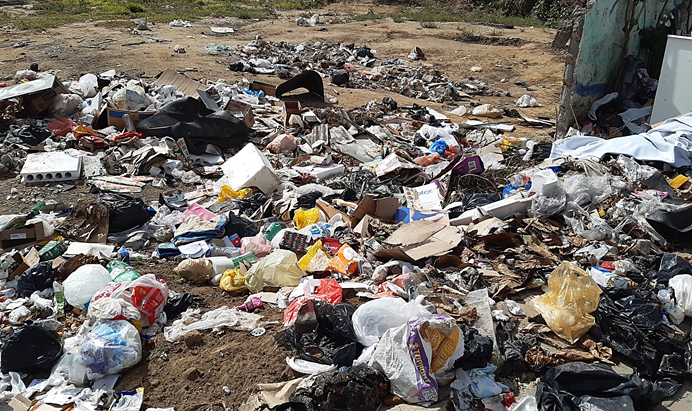 Moradores da rua vereador João Silva reclamam de lixão em via pública